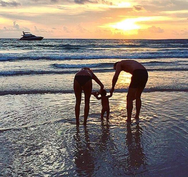 नीले समुंदर के किनारे अपनी फैमिली के साथ लीजा हेडन ने जमकर फोटो शूट करवाया. इस दौरान वह अपने पति और बेटे जैक के साथ प्यार बांटती भी नजर आईं.