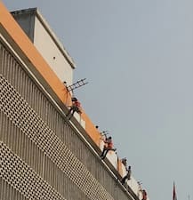 यूपी के सीएम दफ्तर पर भी चढ़ा भगवा रंग