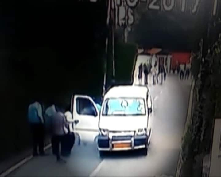 हादसे के बाद बच्ची को एम्स के ट्रॉमा सेंटर में भर्ती कराया गया था. बच्ची के चेहरे पर गंभीर चोटें आई थीं. बच्ची अभी भी गाड़ियों को देख कर और तेज आवाजों से डर जाती है. आशिका को सुनने में भी दिक्कत हो रही है.