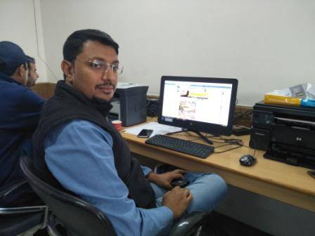 यहां पर कांग्रेस की सोशल मीडिया टीम भी बैठती है. दिल्ली में कांग्रेस की सोशल मीडिया टीम को संभाल रहीं दिव्या के बाद नंबर दो विपिन यादव यहां 14 लोगों की टीम के साथ काम कर रहे हैं. इस टीम में ग्राफ़िक्स डिज़ाइनर, वीडियो डिज़ाइनर, कंटेंट राइटर जैसे लोग शामिल हैं.