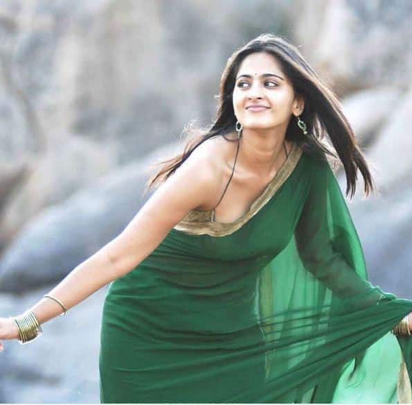 इंस्टाग्राम पर अनुष्का की साड़ी की फोटोज की भरमार हैं.