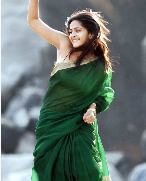 बाहुबली के बाद अनुष्का की फैन फोलोइंग अचानक बढ़ गई.