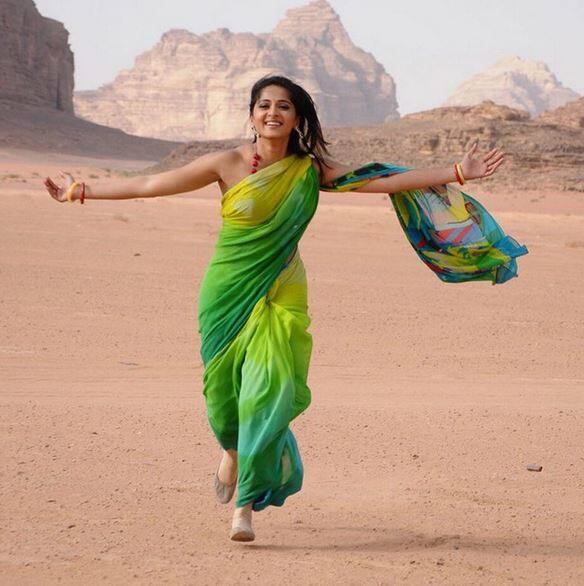 अनुष्का की तस्वीरें देखकर लगता है कि जैसे उन्हें साड़ी पहनना बेहद पसंद हैं.