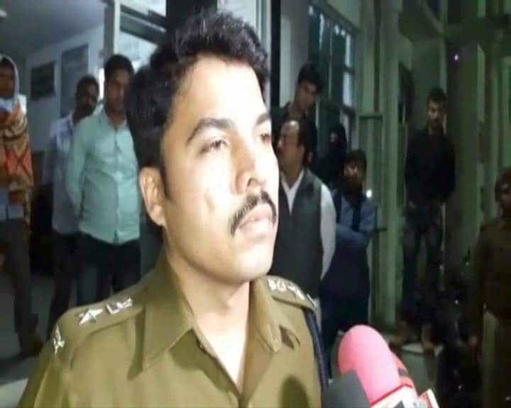 पुलिस अधीक्षक विपिन ताड़ा ने बताया कि युवक ने अपने दो सगे सालों समेत 4 लोगों के खिलाफ मामला दर्ज कराया है. दरअसल युवक का पत्नी के साथ विवाद चल रहा है. उसकी पत्नी ने उसके और परिवार के खिलाफ महिला थाने में मुकदमा दर्ज कराया हुआ है. वर्तमान घटना को गंभीर बताते हुए ताड़ा ने कहा कि इसकी जांच फिलहाल जारी है. 