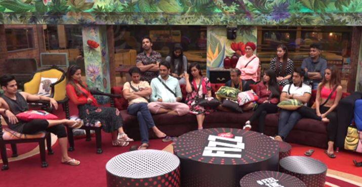 रिएलिटी शो 'बिग बॉस' सीजन 11 पांचवे हफ्ते में एंटर हो चुका है. 29 वें दिन लव त्यागी, बंदगी को हराकर घर के नए कैप्टन बन गए. इसके अलावा बिग बॉस ने इस हफ्ते नॉमिनेशन की प्रक्रिया में भी बदलाव किया और इसी बदलाव की वजह से घर से आधे सदस्य बाहर जाने के लिए नॉमिनेट हुए.