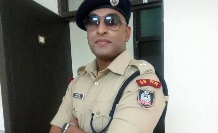 खबर के मुताबिक सफीर 2004 में आईपीएस बने थे और इस बार आईएएस बनने के लिए परीक्षा दे रहे थे. वह तमिलनाडु के नांगुनेरी में बतौर एसपी तैनात हैं. वह परीक्षा के दौरान अपनी पत्नी से सवालों के जवाब पूछ रहे थे. ऐसा करते हुए उन्हें एग्जाम हॉल में तैनात अधिकारियों ने देख लिया.