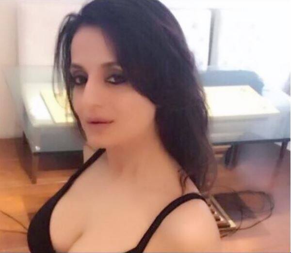 अमीषा ने ये तस्वीर पोस्ट करते हुए लिखा, 'जब आपका सुबह 7 बजे फोटोशूट होता है तो आपको 5 बजे उठना होता है, बहुत नींद आ रही है, मुझे थोड़े कैफीन की जरूरत है.'