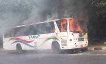 दिल्ली: चलती स्कूल बस में लगी आग, बाल-बाल बची 30 बच्चों की जान