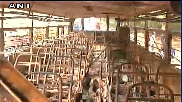 हालांकि यह पता नहीं चल पाया है कि आखिर बस में आग कैसे लगी. हादसे के वक्त वहां से गुजर रहे राहगीरों ने भी मदद की और सभी बच्चे सुरक्षित बचाए जा सके. खबर के मुताबिक बस केंद्रीय विद्यालय की है. काफी देर तक बस धू-धू कर जलती रही.