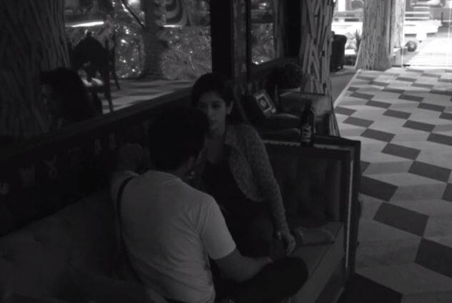  रात होने पर बंदगी ने पुनीश से कहा कि आकाश तुम्हारा सिर्फ इस्तेमाल कर रहा है. पुनीश ने भी बंदगी की बातें सुनने के बाद आकाश से दोस्ती खत्म करने का फैसला कर लिया. वहीं अर्शी खान भी आकाश से नाराज हो गईं और कहा कि तुम मुझे इग्नोर कर रहे हो. 