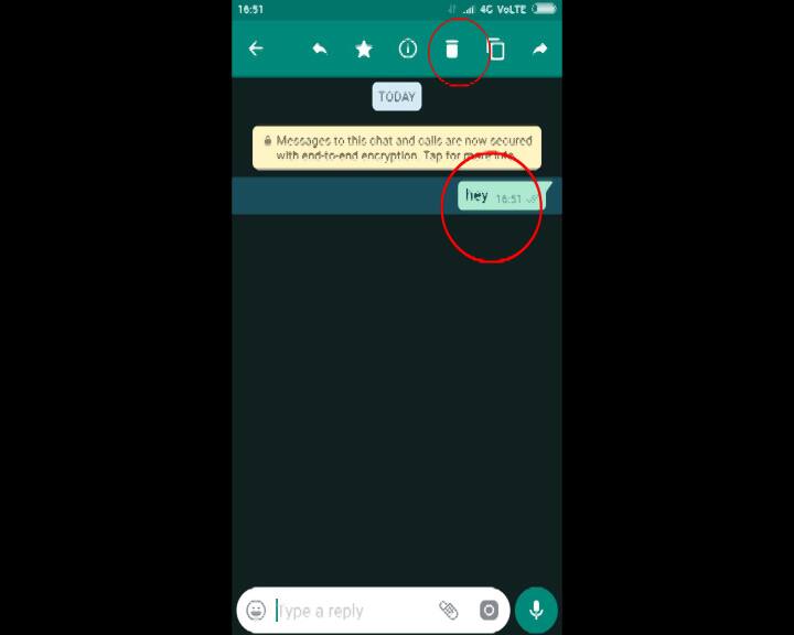   मैसेज भेजने के बाद इसे हटाने के लिए आपको उस मैसेज पर प्रेस करना होगा. प्रेस करने के कुछ देर बाद आप टॉप बॉर से डिलीट का विकल्प चुनेंगे.