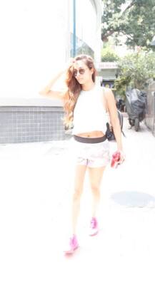 शॉर्ट्स-क्रॉप टॉप में जिम से बाहर निकल रही थीं सलमान की पूर्व भाभी, कैमरे में हुईं कैद