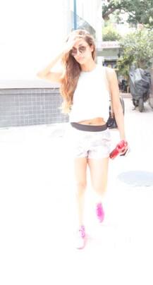 शॉर्ट्स-क्रॉप टॉप में जिम से बाहर निकल रही थीं सलमान की पूर्व भाभी, कैमरे में हुईं कैद