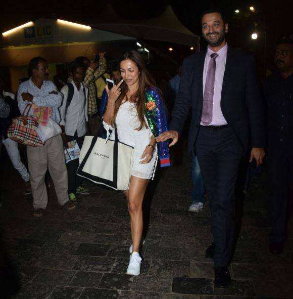 शाहरुख खान आज अपना 52 वां जन्मदिन मना रहे हैं. इस जश्न के लिए वो अपने अलीबाग स्थित घर पर पहुंच चुके हैं. इसके साथ ही सब सेलिब्रिटीज भी इस वेन्यू पर धीरे-धीरे पहुंच रहे हैं.