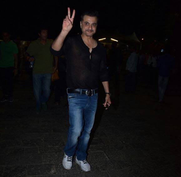 शाहरुख खान की बर्थडे पार्टी में जाते हुए संजय कपूर. संजय कपूर फिल्मों में काफी समय से नजर नहीं आ रहे हैं लेकिन वो अकसर स्टार इवेंट्स में दिखाई देते हैं.