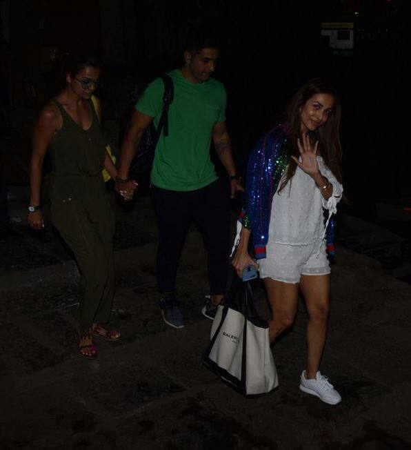 इस दौरान उनकी बहन अमृता अरोड़ा भी उनके साथ थी. कैमरे को देखने के बाद मलाइका हमेशा की तरह चीयर करती नजर आई. 