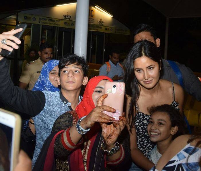 अलीबाग में जाने से पहले रास्ते में कैटरीना को उनके फैंस ने सेल्फी लेने के लिए घेर लिया, ऐसे में कैटरीना ने उनको मना नहीं किया बल्कि जमकर पोज दिए.
