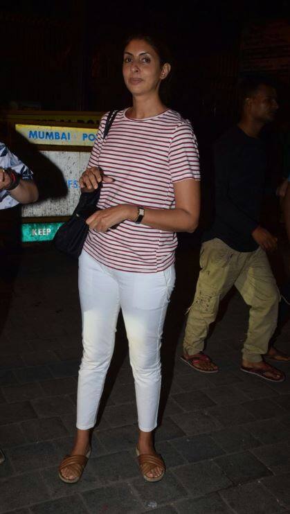 अमिताभ बच्चन की बेटी श्वेता नंदा भी शाहरुख खान के बर्थडे में शामिल होने जाती हुई. कल ही श्वेता की भाभी ऐश्वर्या राय बच्चन का भी बर्थडे था.