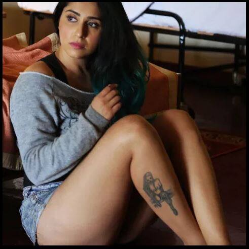 नेहा के बॉडी पार्ट्स पर कई टैटूज़ हैं जिनमें से एक टैटू उनके दायें पैर के निचले हिस्से पर भी है.