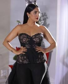 अवॉर्ड विनिंग सिंगर नेहा भसीन ने इंस्टाग्राम पर फिर दिखाया अपनी हॉटनेस का जलवा 