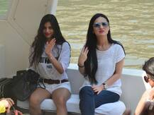 पापा का बर्थडे मनाने दोस्तों के साथ निकलीं सुहाना, कैमरे को देख बदली अदाएं