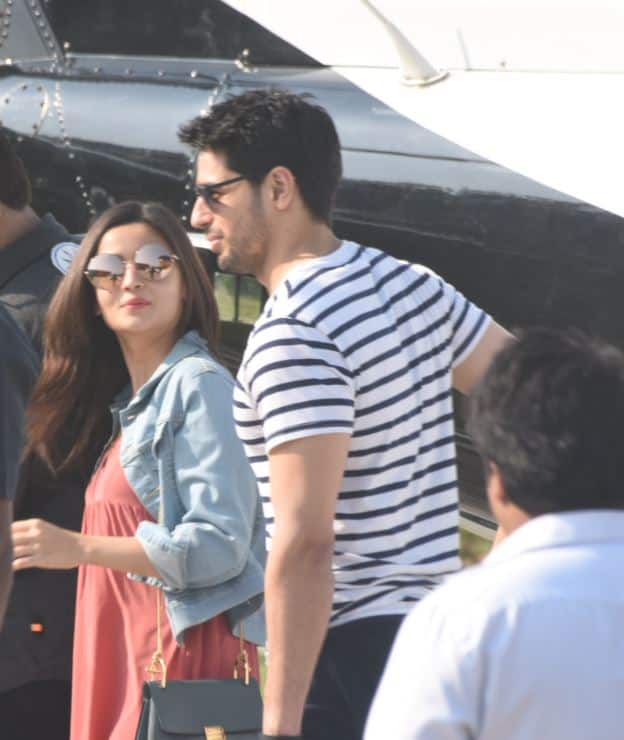 आलिया और सिद्धार्थ हैलीपैड पर एक दूसरे के साथ मस्ती करते नजर आए. दोनों की साथ में घुमते हुए अकसर फोटोज आती रहती हैं जिन्हें फैंस काफी पसंद करते है.