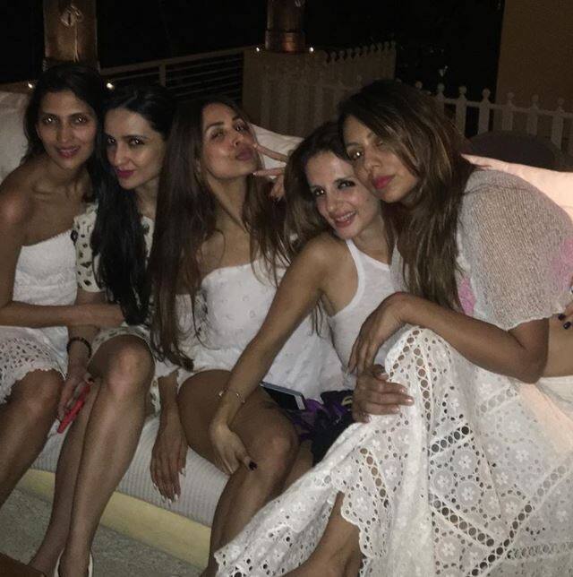 शाहरुख के जन्मदिन का जश्न तो कब का शुरू हो गया है अब बॉलीवुड स्टार्स इस पार्टी की तस्वीरें सोशल मीडिया पर पोस्ट भी कर रहे हैं. इन तस्वीरों से पार्टी में होने वाली मस्ती का अंदाजा साफ लगाया जा सकता है.