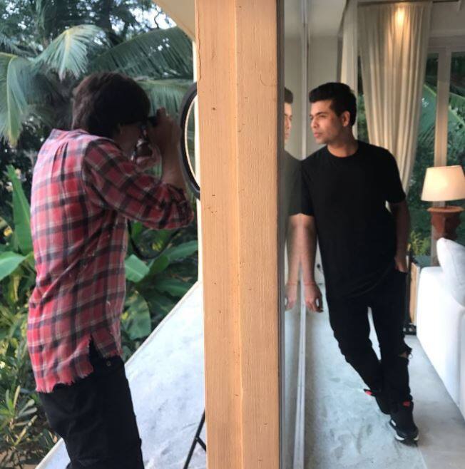 करण और शाहरुख की दोस्ती काफी दिनों से लगातार खबरों में बनी हुई है. ऐसे में दोनों ने किंग खान के बर्थडे पर काफी मस्ती की. करण जौहर का फोटो लेते शाहरुख खान.