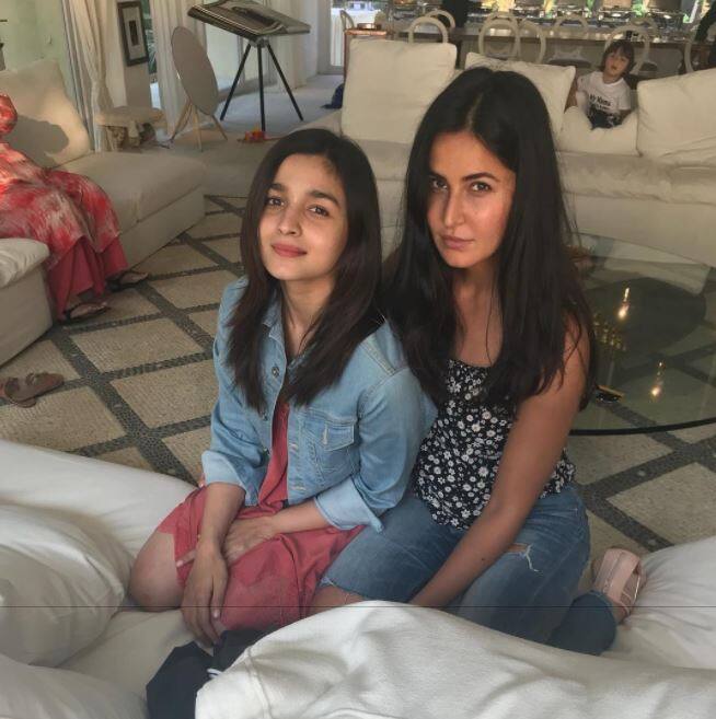 शाहरुख के अलीबाग स्थित घर पर उनके जन्मदिन की पार्टी रखी गई. इस पार्टी में कैटरीना और आलिया ने जमकर मस्ती की साथ ही खूब फोटोज भी खिंचवाई. गौर करें तो पीछे शाहरुख के लाडले अबराम भी नजर आ रहे हैं.