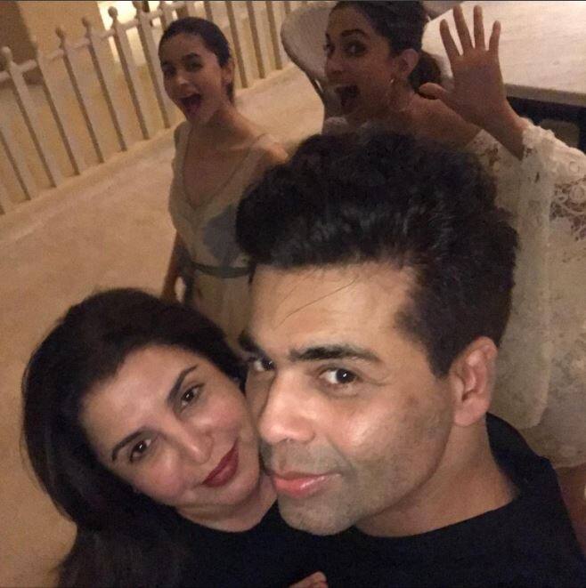 पार्टी में आलिया, दीपिका, फराह खान और करण जौहर सेल्फी लेते हुए.