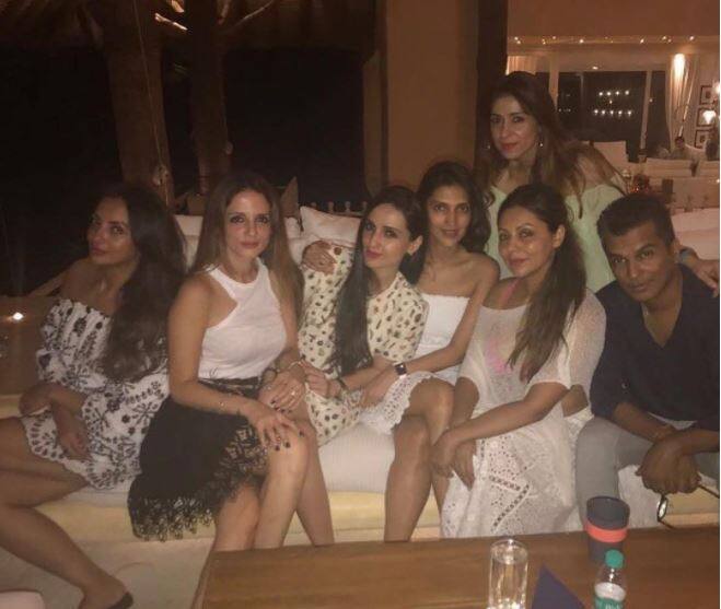 गौरी खान ने दोस्तों संग पार्टी की इस तस्वीर को सोशल मीडिया पर पोस्ट किया है.