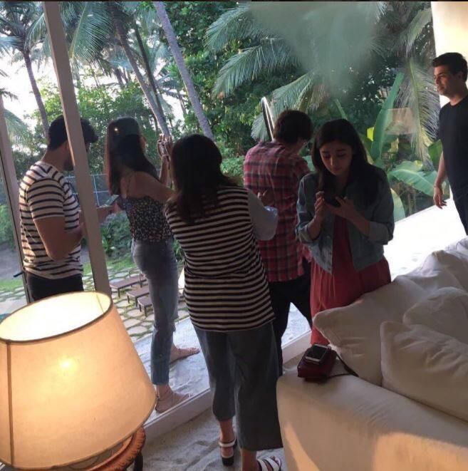 गौरी ने इस तस्वीर को पोस्ट करते हुए लिखा है, पहचानिए पार्टी के टाइम पर ये कौन कौन है.