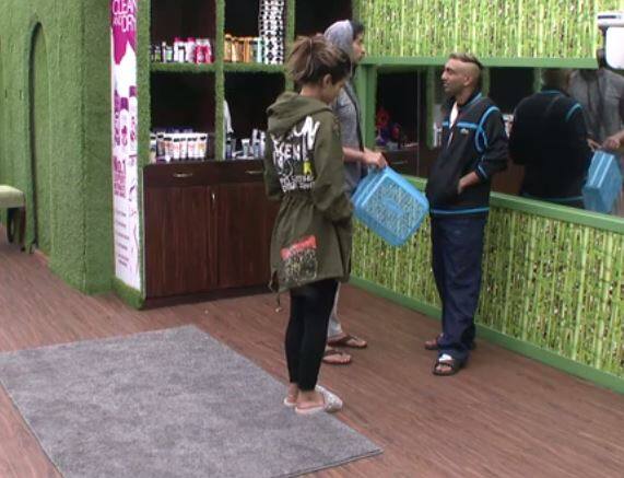 इसके बाद आकाश ने हिना और हितेन की तरफ दोस्ती का हाथ बढ़ा दिया. आकाश ने कहा, ''हितेन और हिना मैंने तुम दोनों को लेकर अब तक जो कुछ भी गलत कहा है मैं उसके लिए तुमसे माफी मांगना चाहता हूं. अर्शी तुम दोनों के खिलाफ बहुत गलत बातें करती हैं.'' हितेन ने भी आकाश से वादा किया कि ''अगर तू बदलेगा नहीं तो हम तेरा साथ देंगे.''