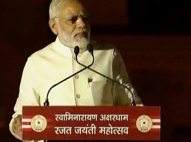 LIVE: अहमदाबाद में अक्षरधाम मंदिर के सिल्वर जुबली समारोह को संबोधित कर रहे हैं पीएम मोदी LIVE: Narendra Modi Akshardham temple Visit, News And Updates LIVE: अहमदाबाद में अक्षरधाम मंदिर के सिल्वर जुबली समारोह को संबोधित कर रहे हैं पीएम मोदी