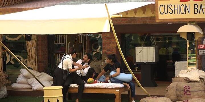 बिग बॉस के घर से बाहर जाने का रास्ता गलती से खुला रह गया था. देर रात में सभी घरवालों के सोने के बाद विकास ने उस दरवाजे से भागने की कोशिश की. इसके बाद विकास को दोबारा घर में वापस लाया गया. सिक्रेट रूम में विकास ने बिग बॉस से कहा कि वह घर से जाना चाहता है और जुर्माने के तौर पर 2 करोड़ रुपये भी भरने को तैयार है.