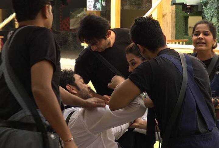 मशहूर रिएलिटी शो 'बिग बॉस' सीजन 11 में 31 दिन बीत जाने के घर में हो रहीं बातों पर कंटेस्टेंट के सब्र का बांध टूटने लगा है. घरवालों से अक्सर अपनी मां को मिस करने की बात कहना वाले विकास गुप्ता ने बीती घर से भागने की कोशिश की. इतना ही नहीं विकास गुप्ता ने घर से बाहर जाने के लिए करोड़ों रुपये की पेनल्टी भरने की पेशकेश भी की है.