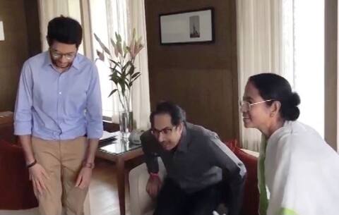 मुंबई में प.बंगाल की सीएम ममता बनर्जी ने की शिवसेना अध्यक्ष उद्धव ठाकरे से मुलाकात मुंबई में प.बंगाल की सीएम ममता बनर्जी ने की शिवसेना अध्यक्ष उद्धव ठाकरे से मुलाकात