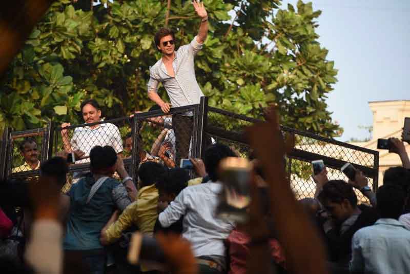 बर्थडे के दिन कुछ यूं फैंस के साथ धमाल मचाया शाहरूख ने 