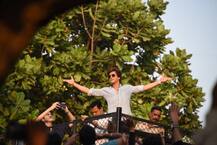 बर्थडे के दिन कुछ यूं फैंस के साथ धमाल मचाया शाहरूख ने 