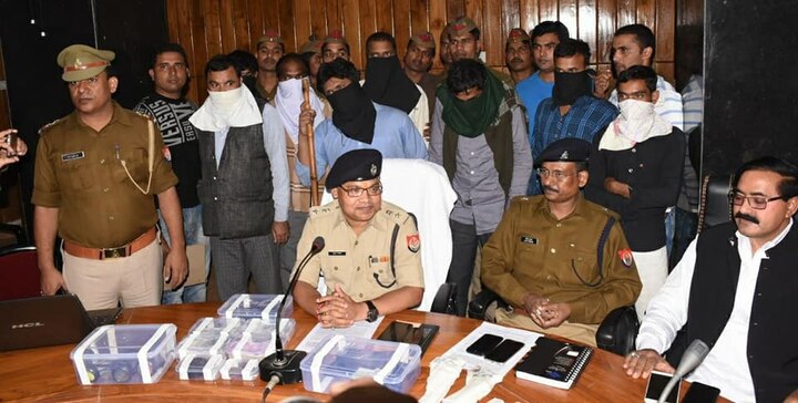 up police busted a gang who fraud with people चमत्कारी चश्मा पहना कर दिखाते थे जमीन में गड़ा खजाना, और फिर...