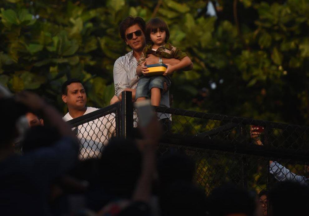 shah rukh khan fans outside mannat get robbed as the visited to wish king khan 52th birthday शाहरुख खान को बर्थडे विश करने पहुंचे फैंस, मन्नत के बाहर फोन चोरी