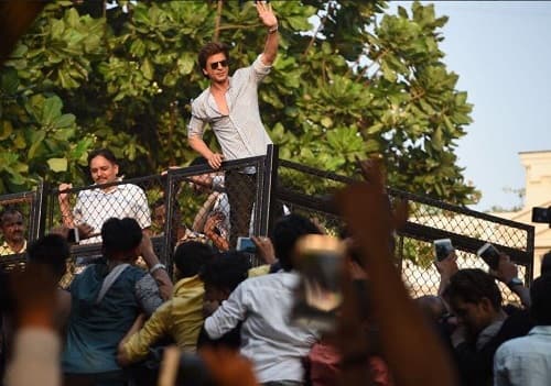 आपको बता दें कि शाहरुख खान ने जन्मदिन पर पहले स्टार्स के साथ अपने अलीबाग स्थित घर पर पार्टी की थी जिसके बाद वो मन्नत के बाहर सुबह से इंतजार कर रहे फैंस से मिलने पहुंचे.