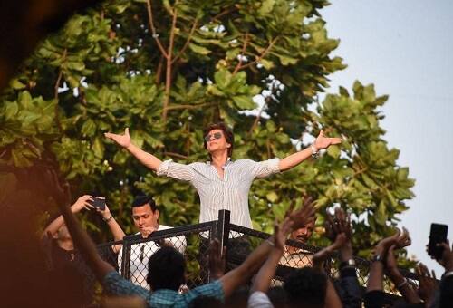 फैंस से मिलते वक्त शाहरुख अपना सिग्नेचर पोज देना नहीं भूले. इसे देखते ही शाहरुख के फैंस फूले नहीं समा रहे थे.