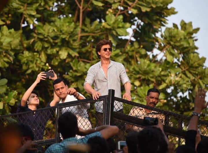 फिल्मों की बात करें तो शाहरुख खान बहुत जल्द कैटरीना कैफ और अनुष्का शर्मा के साथ आने वाली आनंद एल राय की फिल्म में धमाल करते नजर आने वाले हैं.