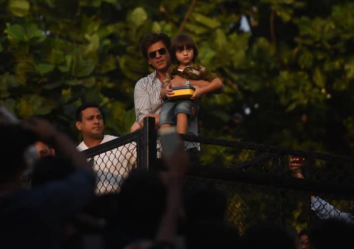 फैंस से मिलते वक्त शाहरुख अपने नन्हे बेटे अबराम को भी गोद में उठाए नजर आए. शाहरुख अकसर अबराम को गोद में लिए स्पॉट किए जाते हैं. ऐसे में शाहरुख के फैंस के लिए ये किसी तोहफे से कम नहीं है.