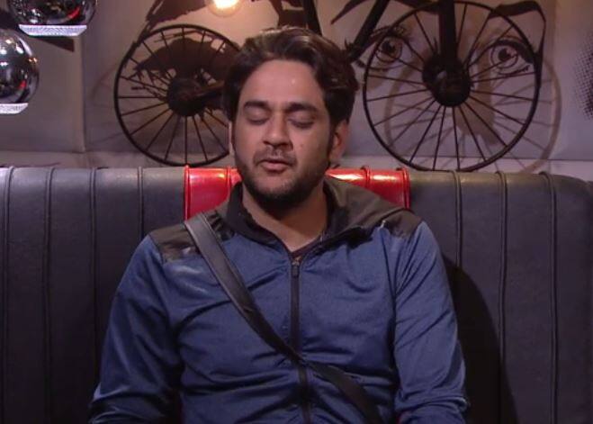 बिग बॉस के घर में विकास गुप्ता इतने परेशान हो गए कि उन्होंने अर्शी से कहा, ''मैं 2 करोड़ रुपये पेनल्टी भरने को तैयार हूं, लेकिन अब मुझे बिग बॉस के घर में नहीं रहना है.'' इसके बाद बिग बॉस ने विकास गुप्ता को सीक्रेट रूम में बुलाया और अपने फैसले पर सोचने के लिए कहा. बाकी घरवालों को भी यह मालूम चल गया कि विकास गुप्ता ने घर से भागने की कोशिश की है.