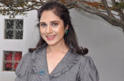 मीनाक्षी ने अमिताभ बच्चन के साथ कई फिल्मों में काम किया जिनमें 'शहांशाह', 'गंगा जमुना सरस्वती' 'तूफान' और 'अकेला' जैसी फिल्में शामिल है.