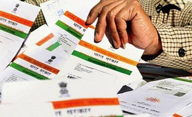 सरकार ने 12 अंकों की आधार संख्या को मोबाइल के व्यक्तिगत नंबर से जोड़ने के लिए वन टाइम पासवर्ड (ओटीपी) समेत तीन नए तरीके पेश किए हैं. दूरसंचार विभाग (डीओटी) ने तीन नए नियमों को शुरू किया है. वन टाइम पासवर्ड, एप आधारित और इंटरेक्टिव वॉयस रेस्पांस (आईवीआरएस). इन तीनों सुविधा के जरिए अपने आधार नंबर को मोबाइल नंबर के साथ जोड़ा सकता है.