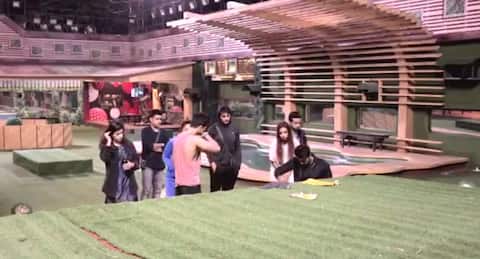 Bigg Boss 11: शिल्पा शिंदे की हरकतों से तंग विकास गुप्ता ने उठाया ऐसा कदम, घरवालों के उड़े होश Bigg Boss 11: शिल्पा शिंदे की हरकतों से तंग विकास गुप्ता ने उठाया ऐसा कदम, घरवालों के उड़े होश
