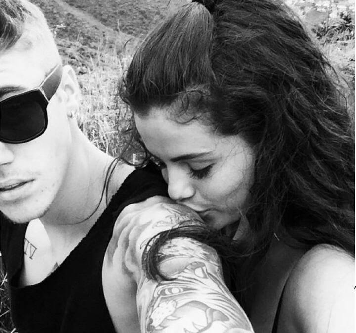 सेलेना के फैंस उन्हें यही सलाह देते नजर आ रहे हैं कि अब दोबारा आपको तकलीफ ना हो तो प्लीज जस्टिन से मत जुड़ें.